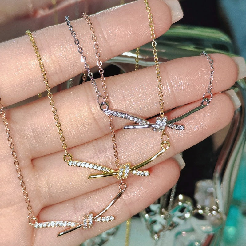 Women's Twist Fashion Design High-grade Clavicle Chain Light Necklaces
