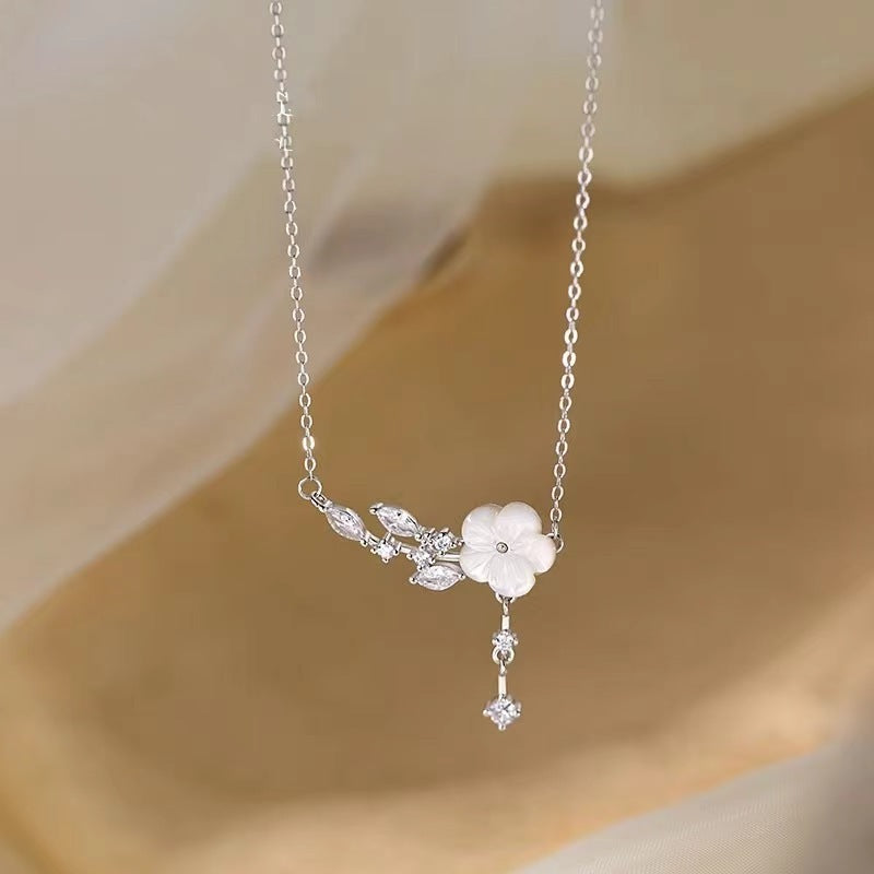 Camellia Female Light Luxury Minority Clavicle Chain Valentine's Necklaces