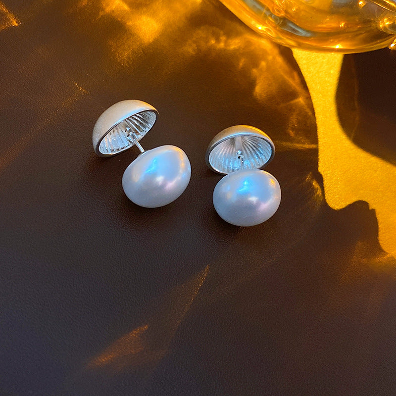 Women's Needle Light Luxury Hot Pearl Elegance Retro Flashing Earrings