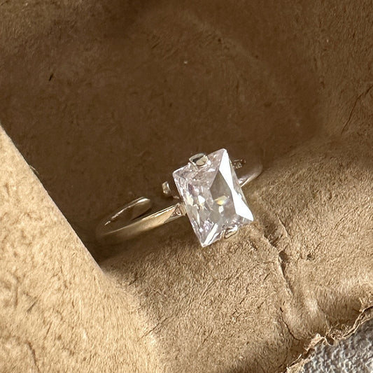 Women's Design Claw Inlaid White Zircon Set Sterling Rings