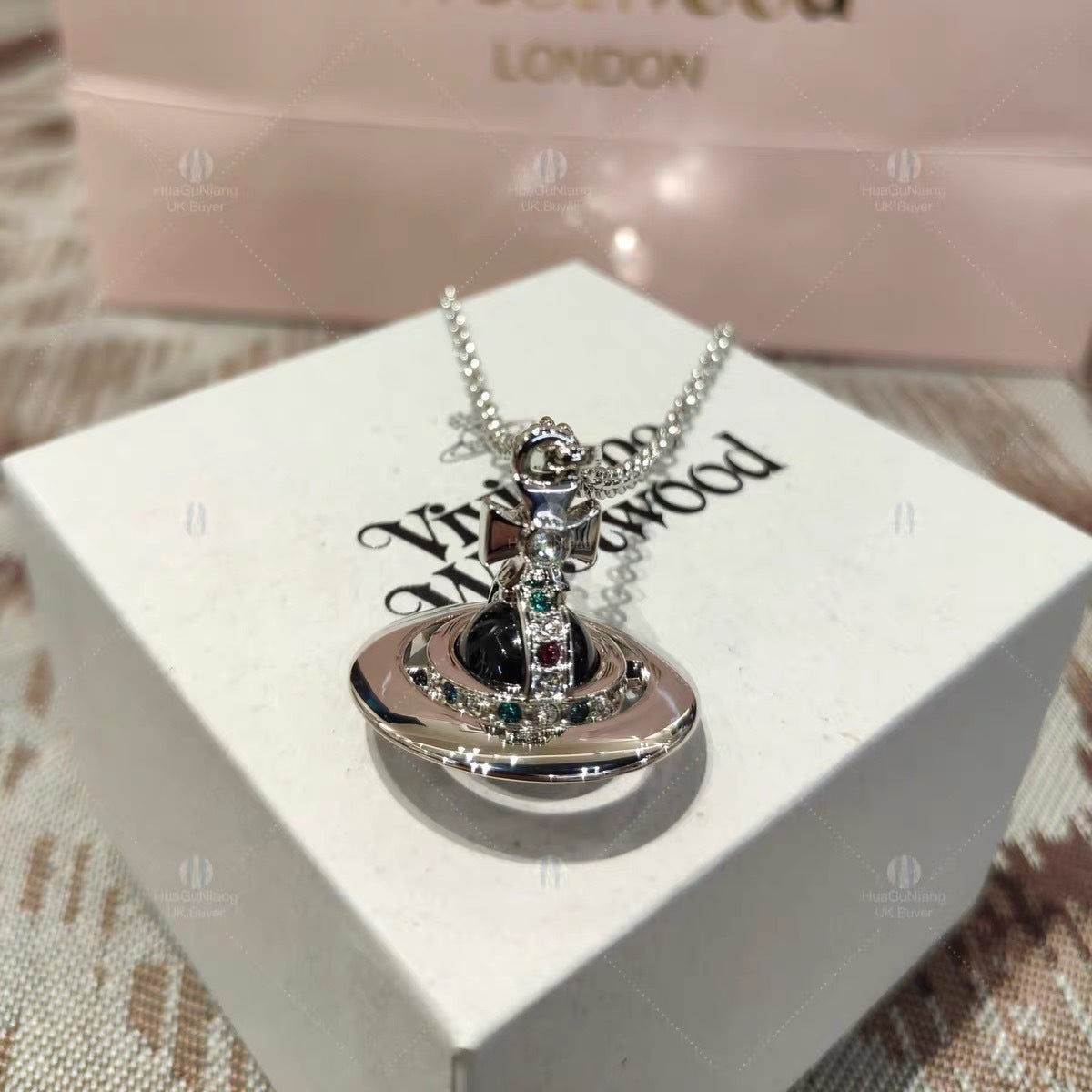 Dowager Mint Green Three-dimensional Saturn High Version Necklaces