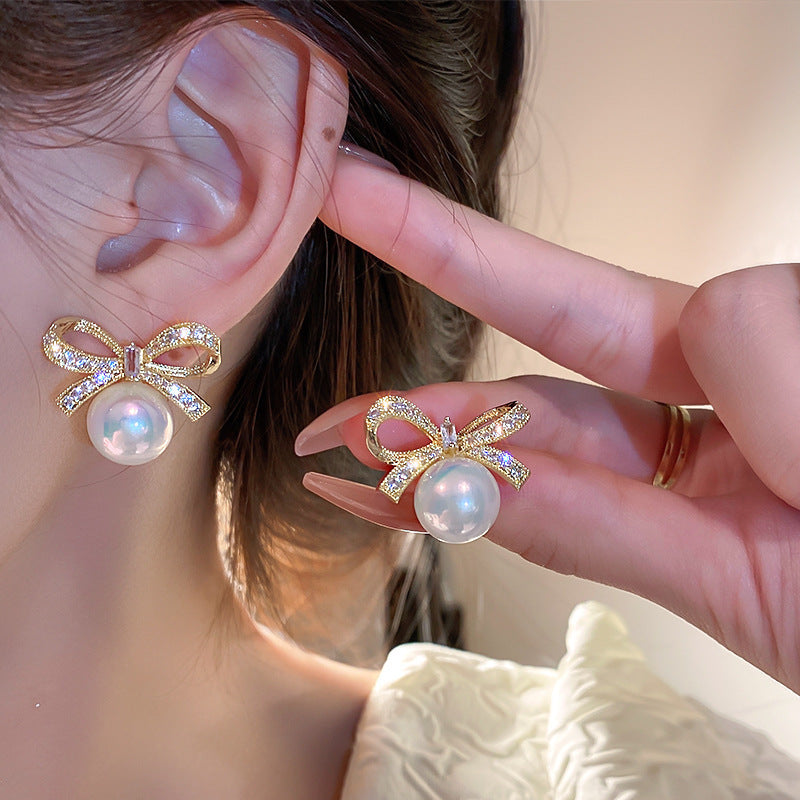 Women's Needle Light Luxury Hot Pearl Elegance Retro Flashing Earrings