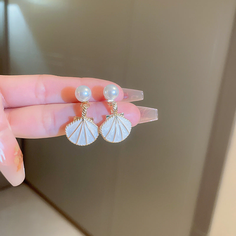 Women's Needle Light Luxury Hot Pearl Elegance Retro Flashing Earrings