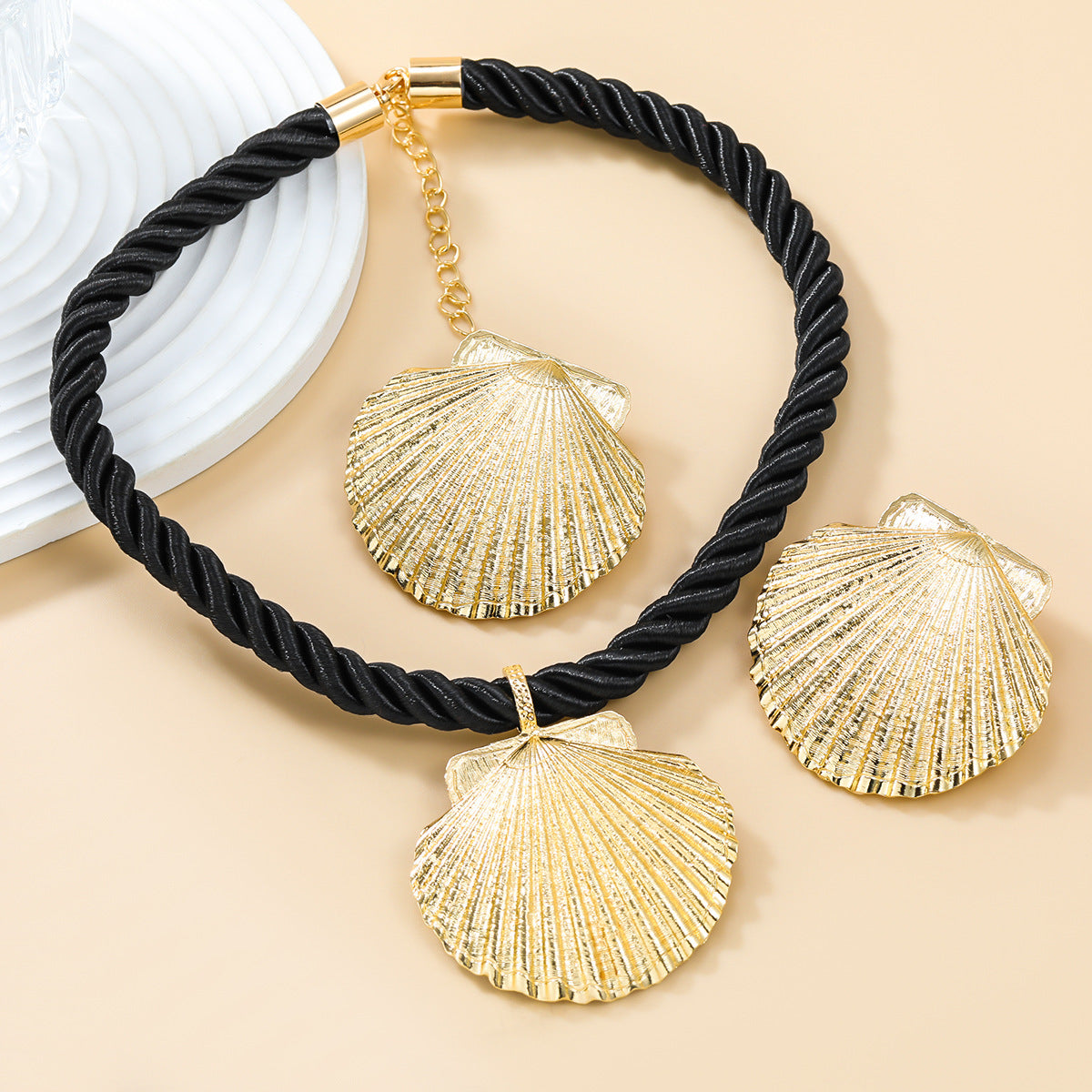 Trendy Combination Suit Female Alloy Shell Necklaces