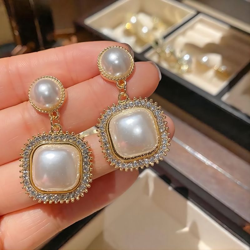 Women's Needle Light Luxury Hot Pearl Elegance Retro Flashing Earrings