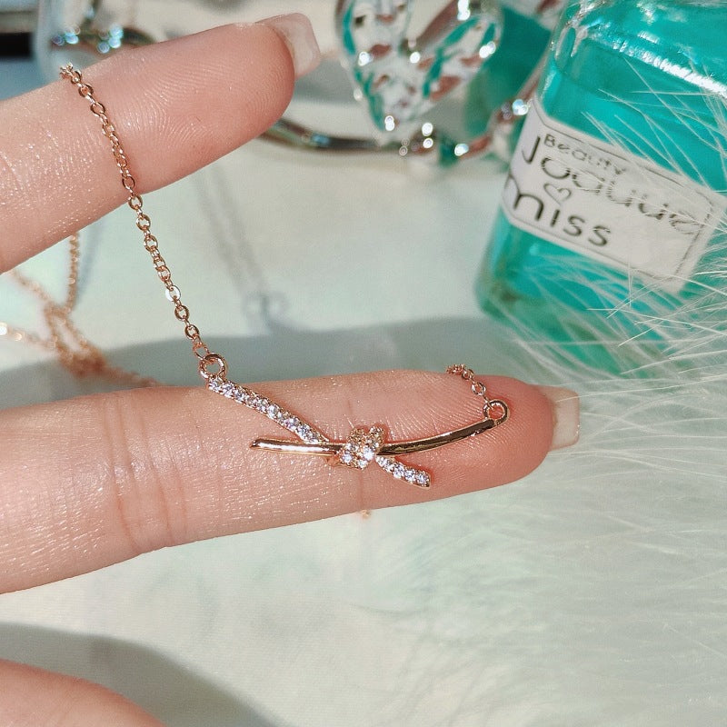 Women's Twist Fashion Design High-grade Clavicle Chain Light Necklaces