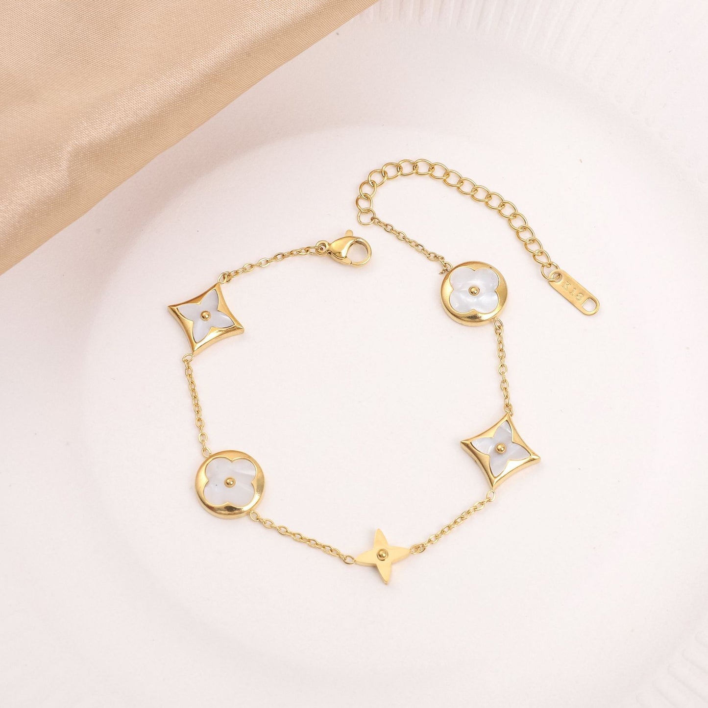 Titanium Steel Round Inlaid Shell Four-leaf Necklaces