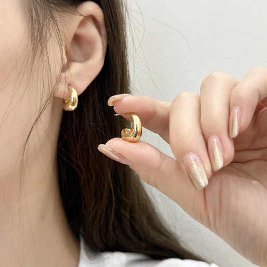 Women's Metal Glossy Shaped Simple Graceful Cold Earrings