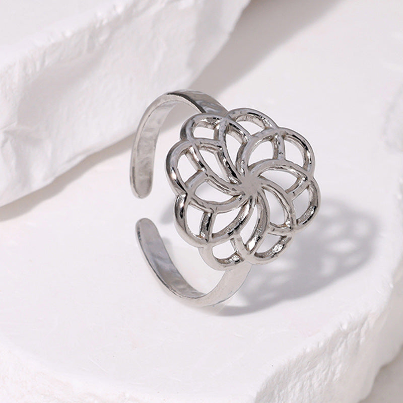 Flower-shaped Stainless Steel Gold-plated Simple Sweet Rings