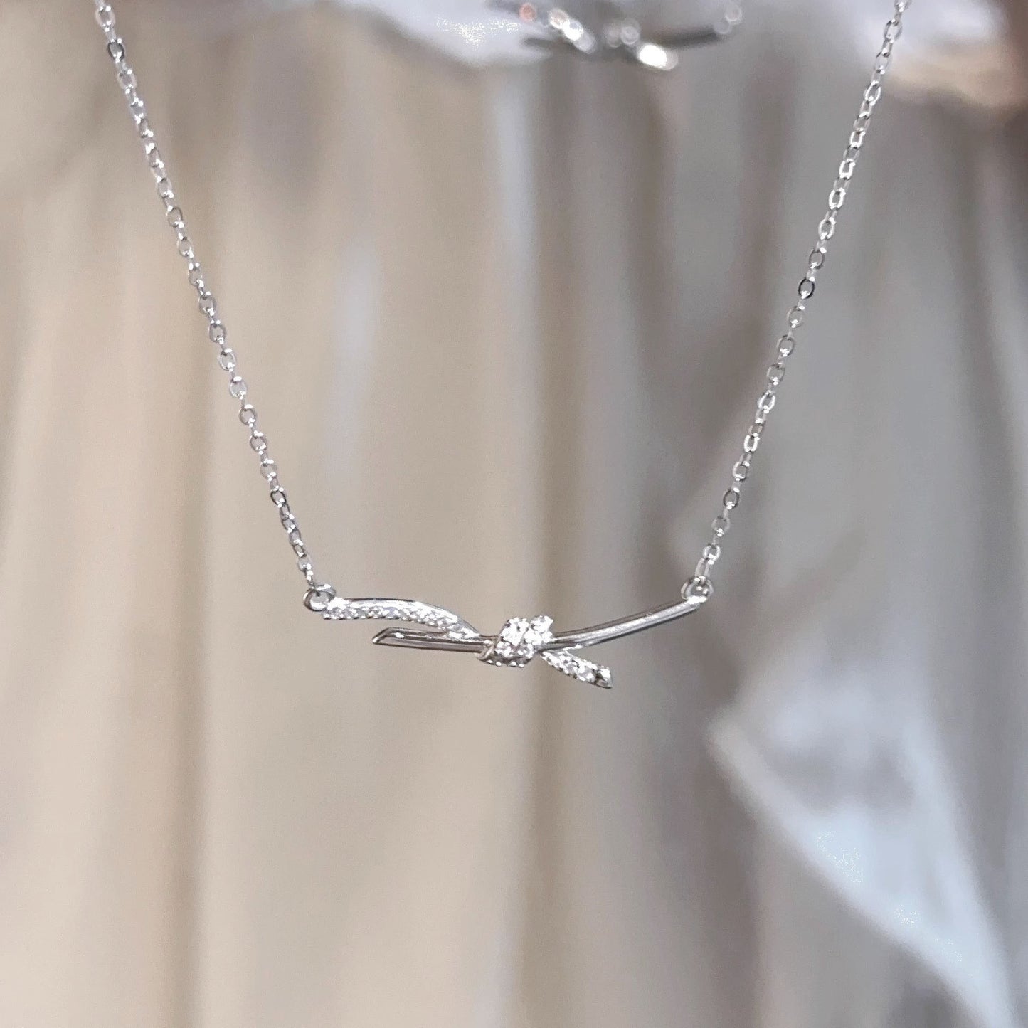 Women's Twist Fashion Design High-grade Clavicle Chain Light Necklaces
