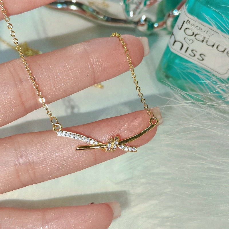 Women's Twist Fashion Design High-grade Clavicle Chain Light Necklaces