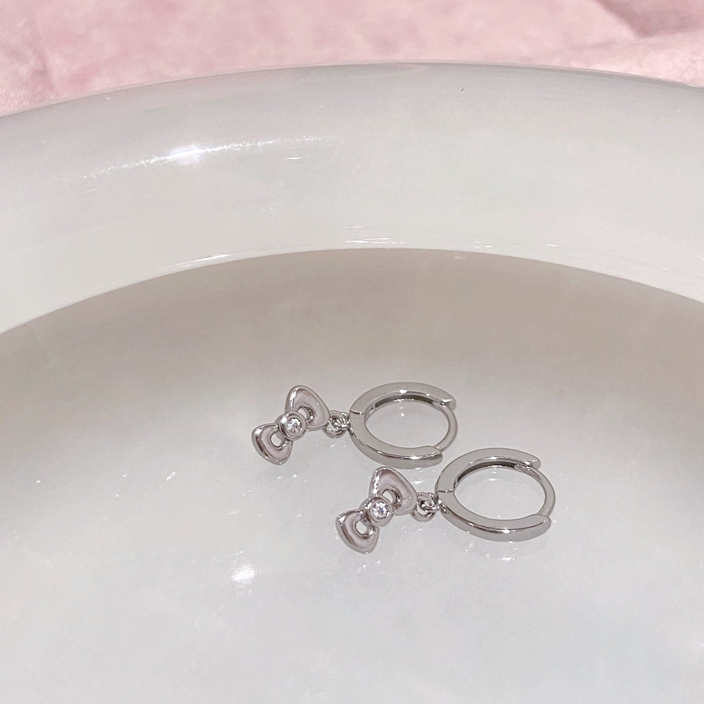 Inlaid Zirconium Cat Head Bow Hello Kitty Ornament Earrings