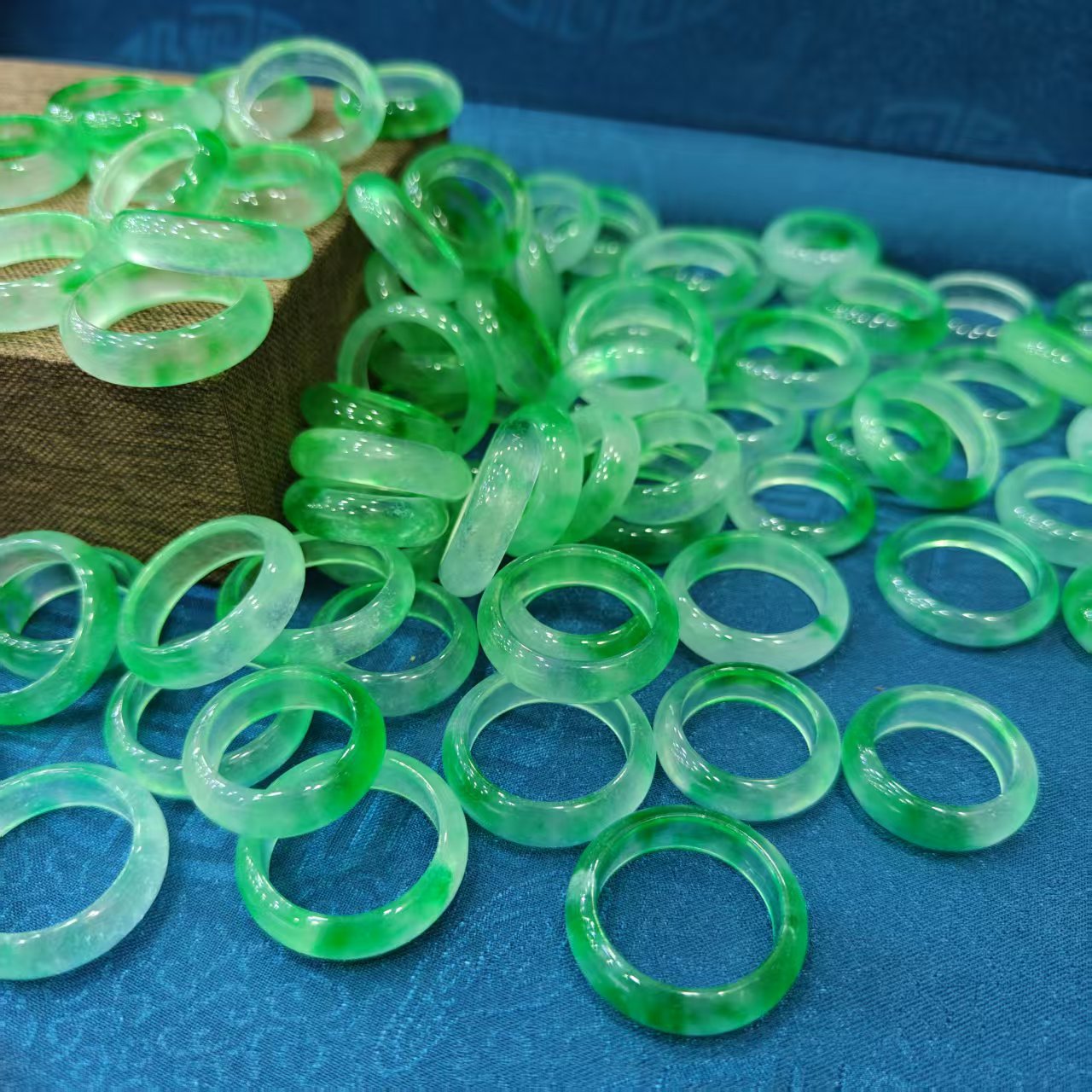 Rock Jade Shank Hand-held Flexible Floating Ring