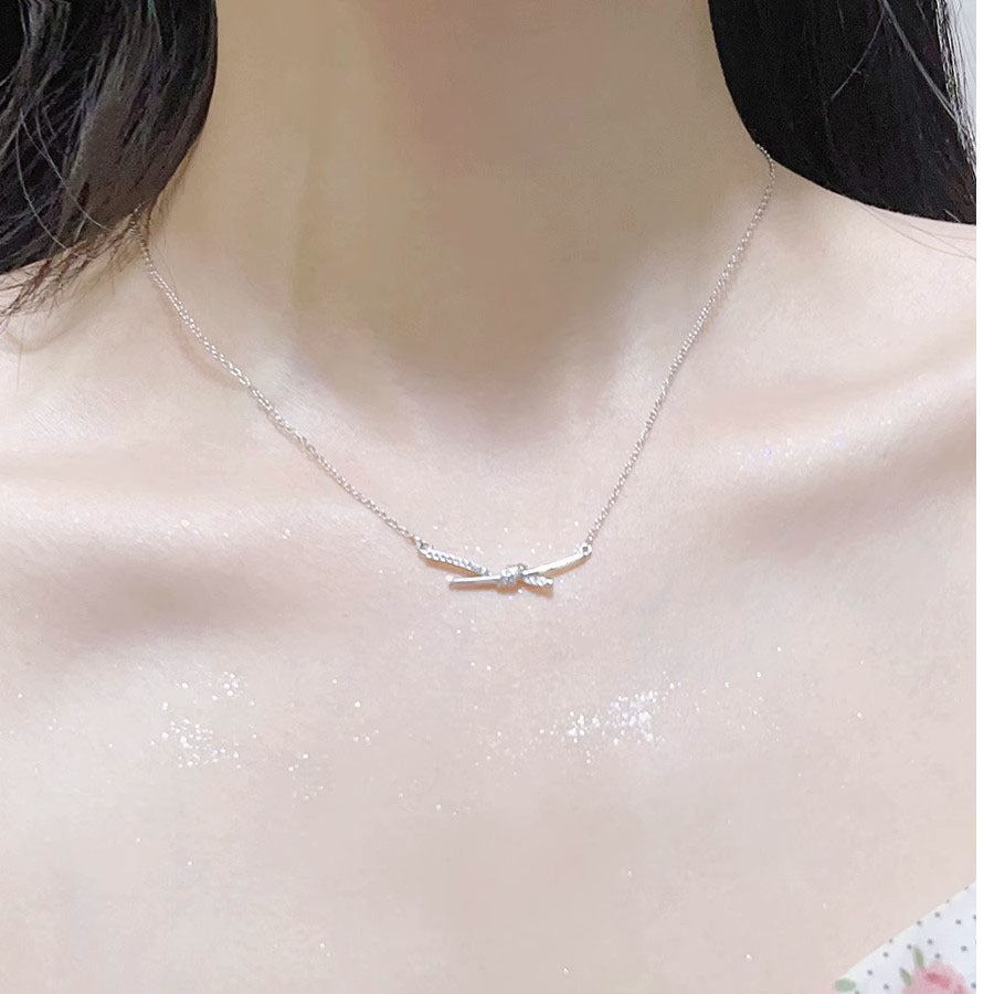 Women's Twist Fashion Design High-grade Clavicle Chain Light Necklaces