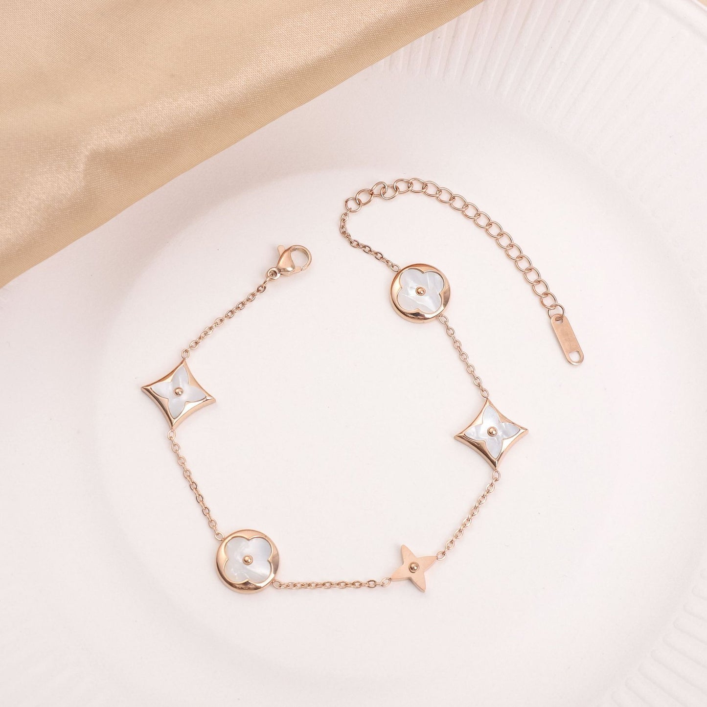 Titanium Steel Round Inlaid Shell Four-leaf Necklaces