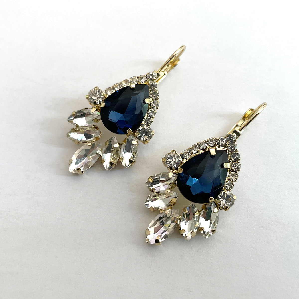 Women's Sells White Gem Copper Inlaid Diamond Oval Earrings