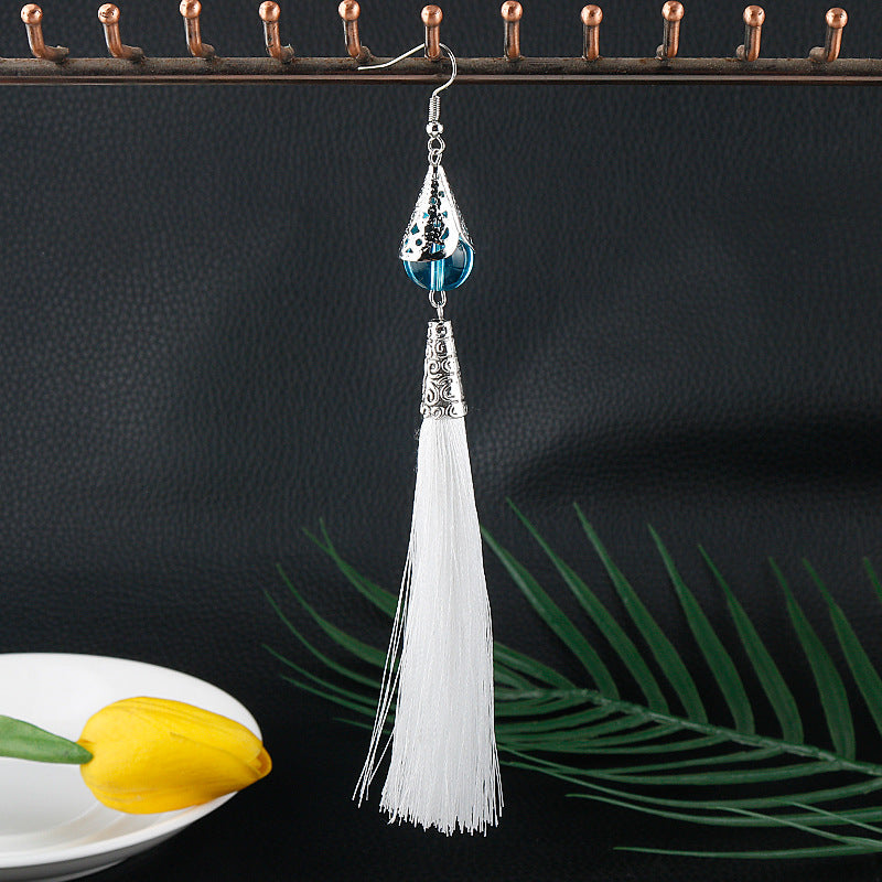 Travelers Empty Autumn Unilateral Temperament Feather Tassel Carved Earrings