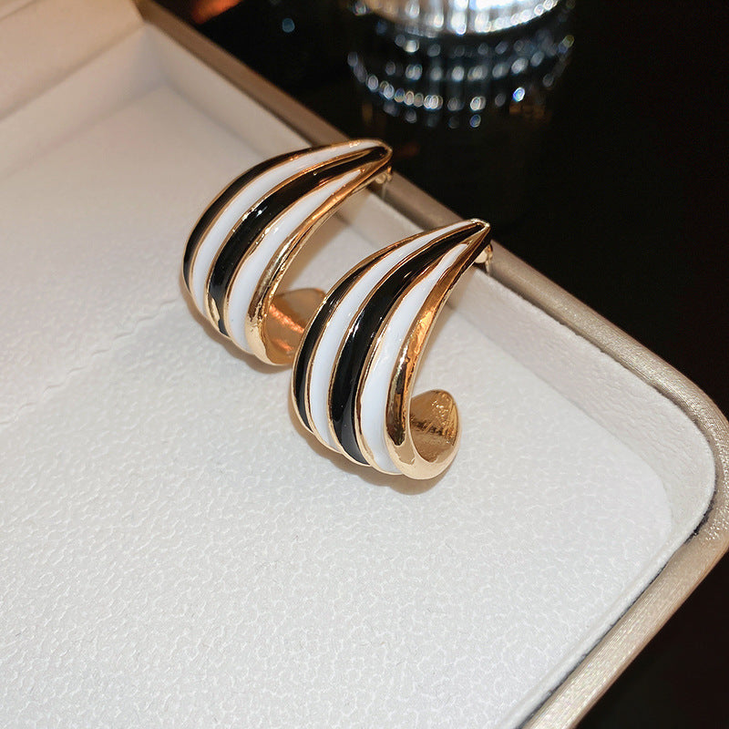 Women's Needle Shaped Metal Eardrop Design Fashion Earrings