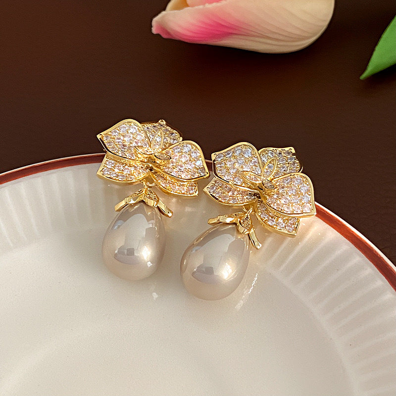 Fashionable Elegant Three-dimensional Flower Drop-shaped Pearl Earrings