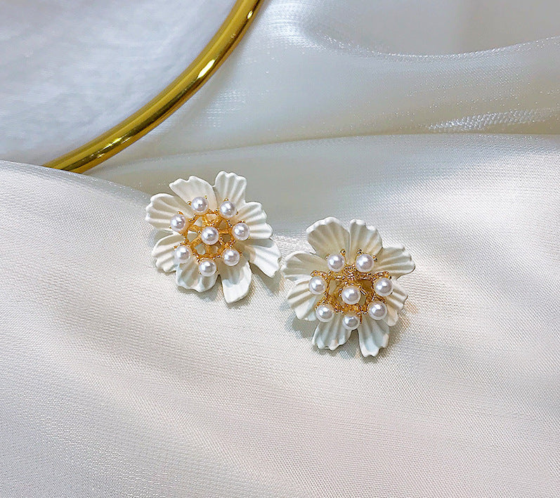 High-grade Female Niche Vintage Pearl Flower Elegant Earrings