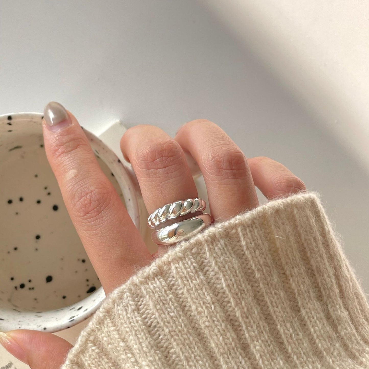 Women's & Men's Simple Hollow Twisted Line Fashion Personalized Minority Rings