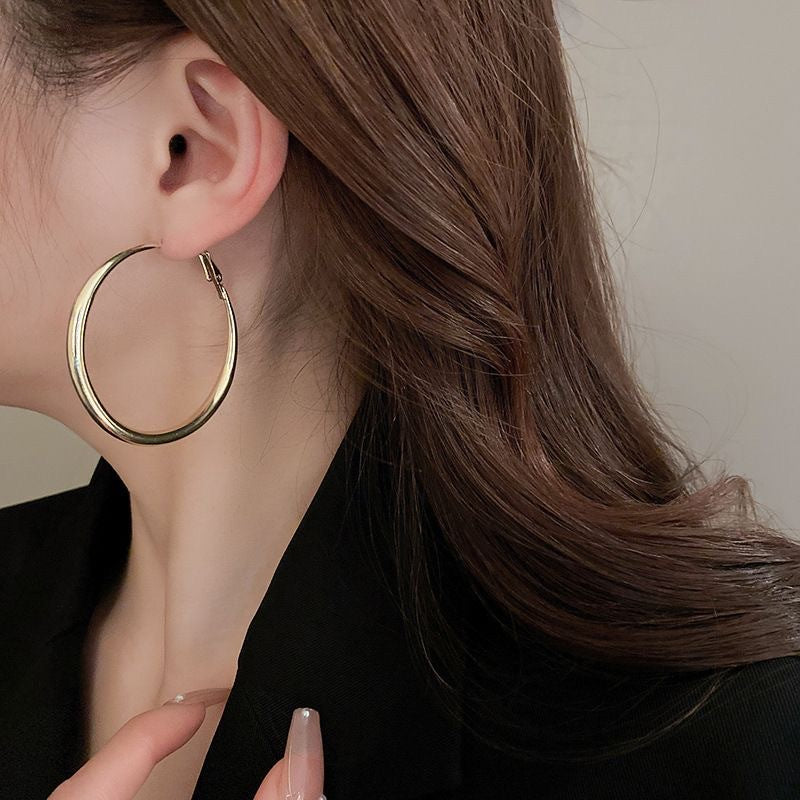 Women's Needle Simple Round Metal Design Fashionable Earrings