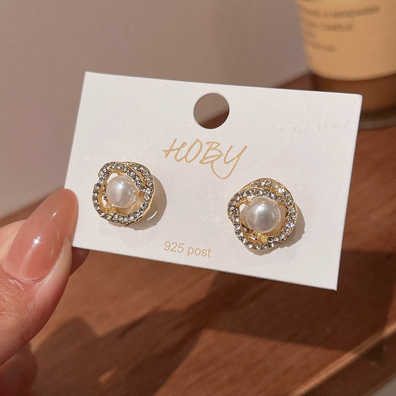 Women's Needle Light Luxury Hot Pearl Elegance Retro Flashing Earrings