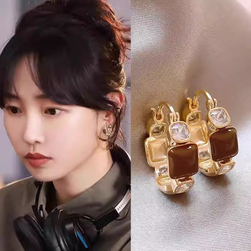 Women's White Eardrop High-grade Unique Retro Ear Earrings