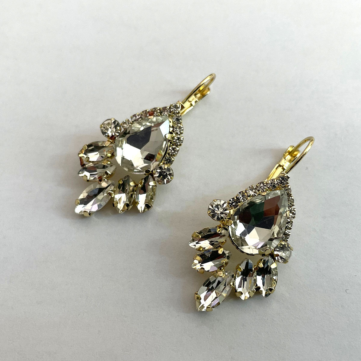 Women's Sells White Gem Copper Inlaid Diamond Oval Earrings
