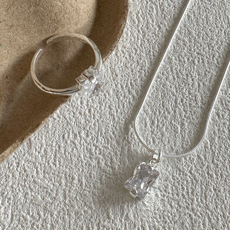 Women's Design Claw Inlaid White Zircon Set Sterling Rings