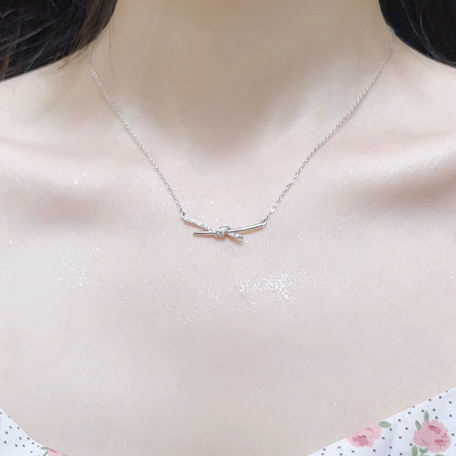 Women's Twist Fashion Design High-grade Clavicle Chain Light Necklaces