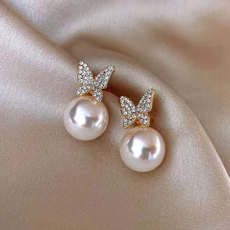 Women's Needle Light Luxury Hot Pearl Elegance Retro Flashing Earrings