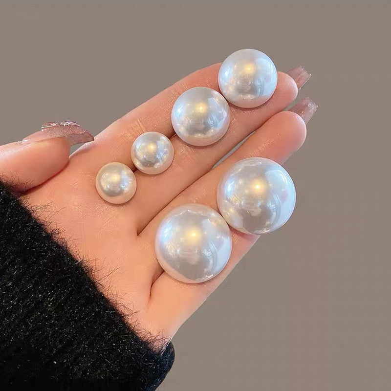Women's Retro Simple Elegant Oversized Semicircle Pearl Stud Earrings