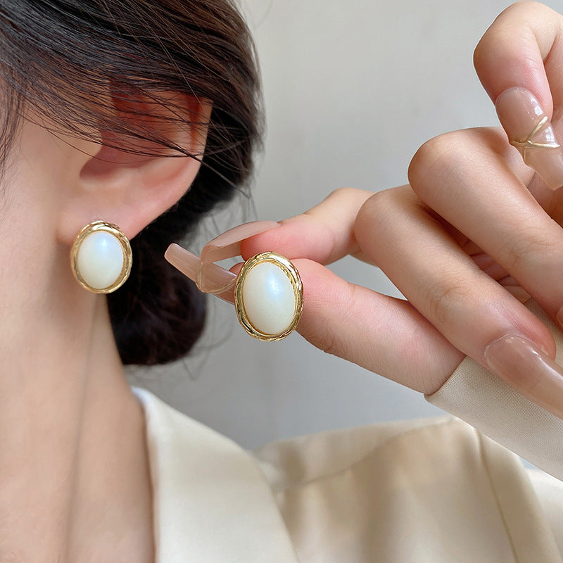Women's Retro French Classic Style Geometric Ear Earrings
