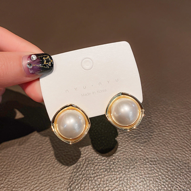 High-grade Female Niche Vintage Pearl Flower Elegant Earrings