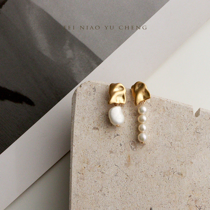 Women's Needle Light Luxury Hot Pearl Elegance Retro Flashing Earrings