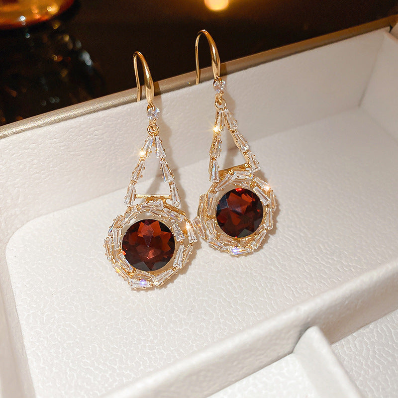 Women's Retro Style Elegant High-grade Metal Niche Earrings