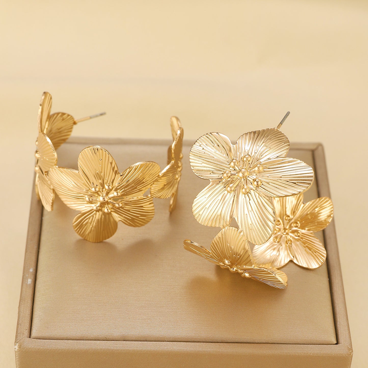 Women's Niche Metal Flower High Profile Fashion Vintage Rings