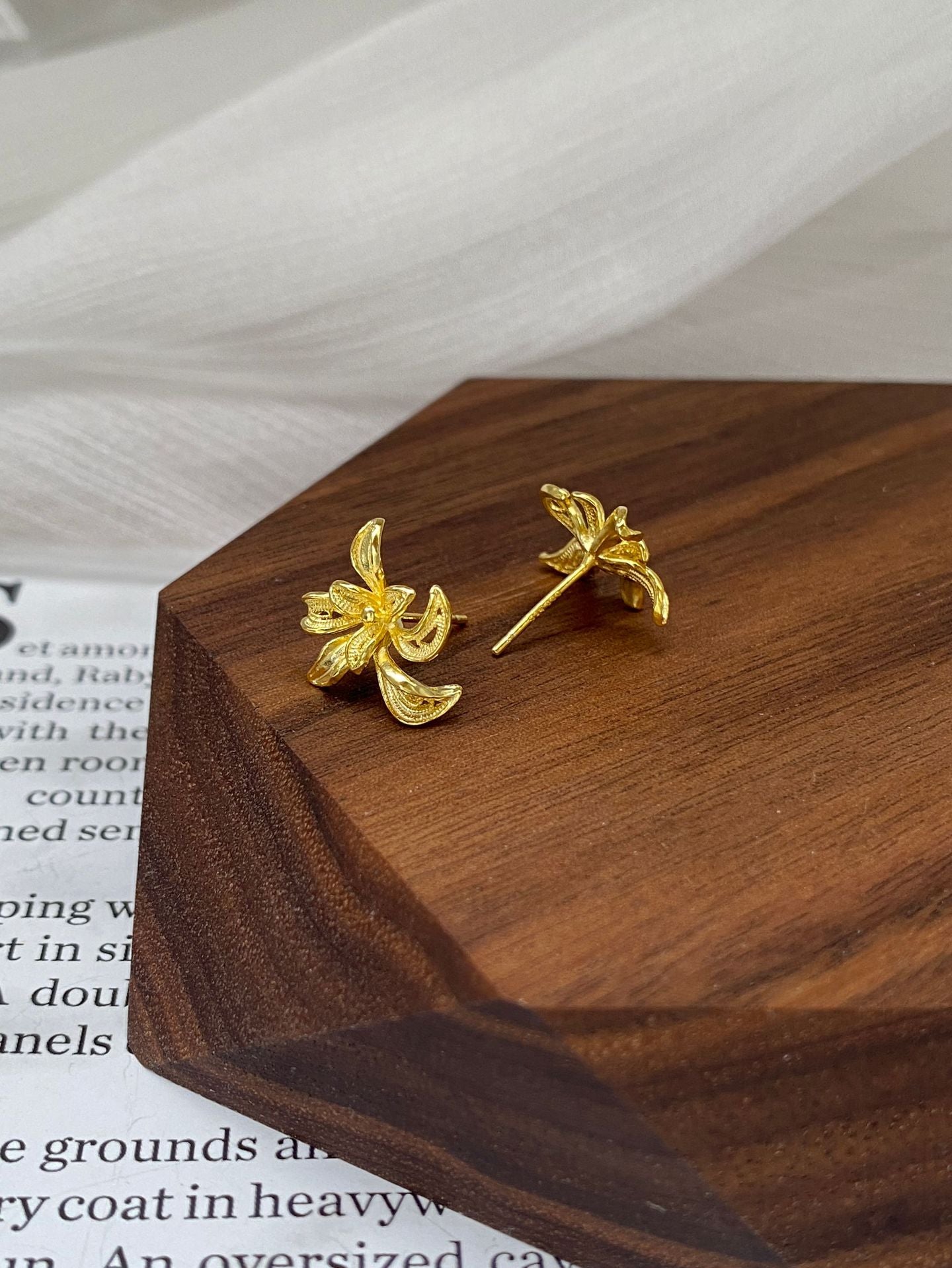 Women's Fresh Cute Korean Style Flower-de-luce Ear Bone Sweet Temperament Earrings