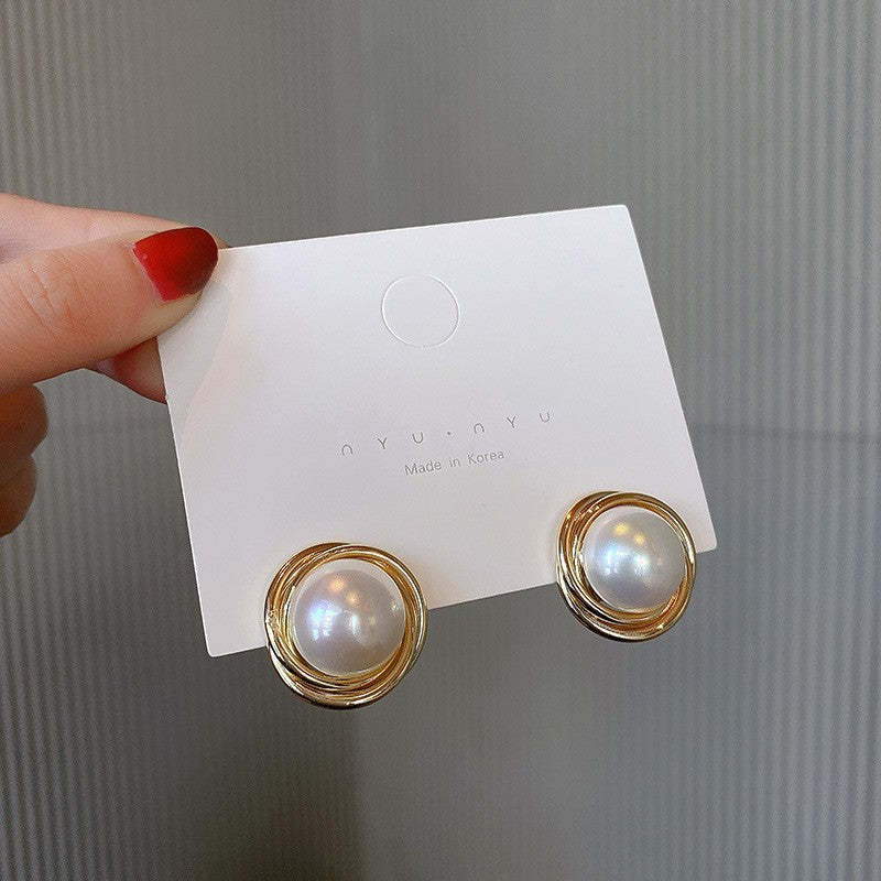 Women's Needle Light Luxury Hot Pearl Elegance Retro Flashing Earrings