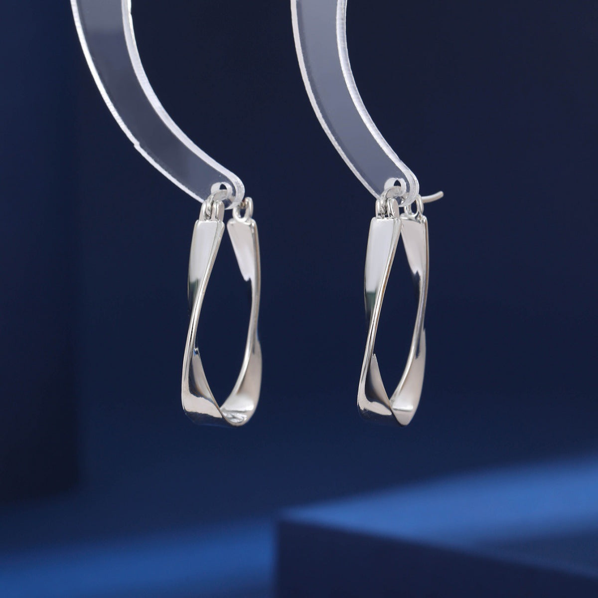 Mobius Niche High-grade Style Simple Light Earrings