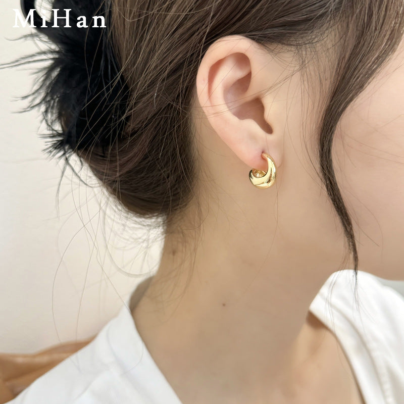 Women's Metal Glossy Shaped Simple Graceful Cold Earrings