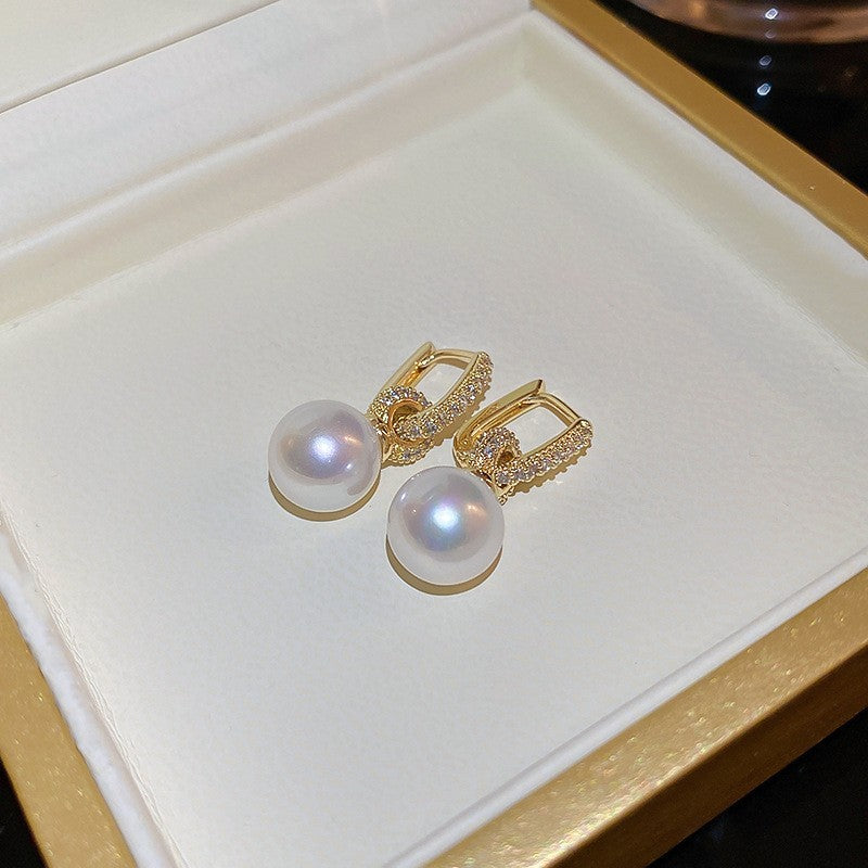 Women's Needle Light Luxury Hot Pearl Elegance Retro Flashing Earrings