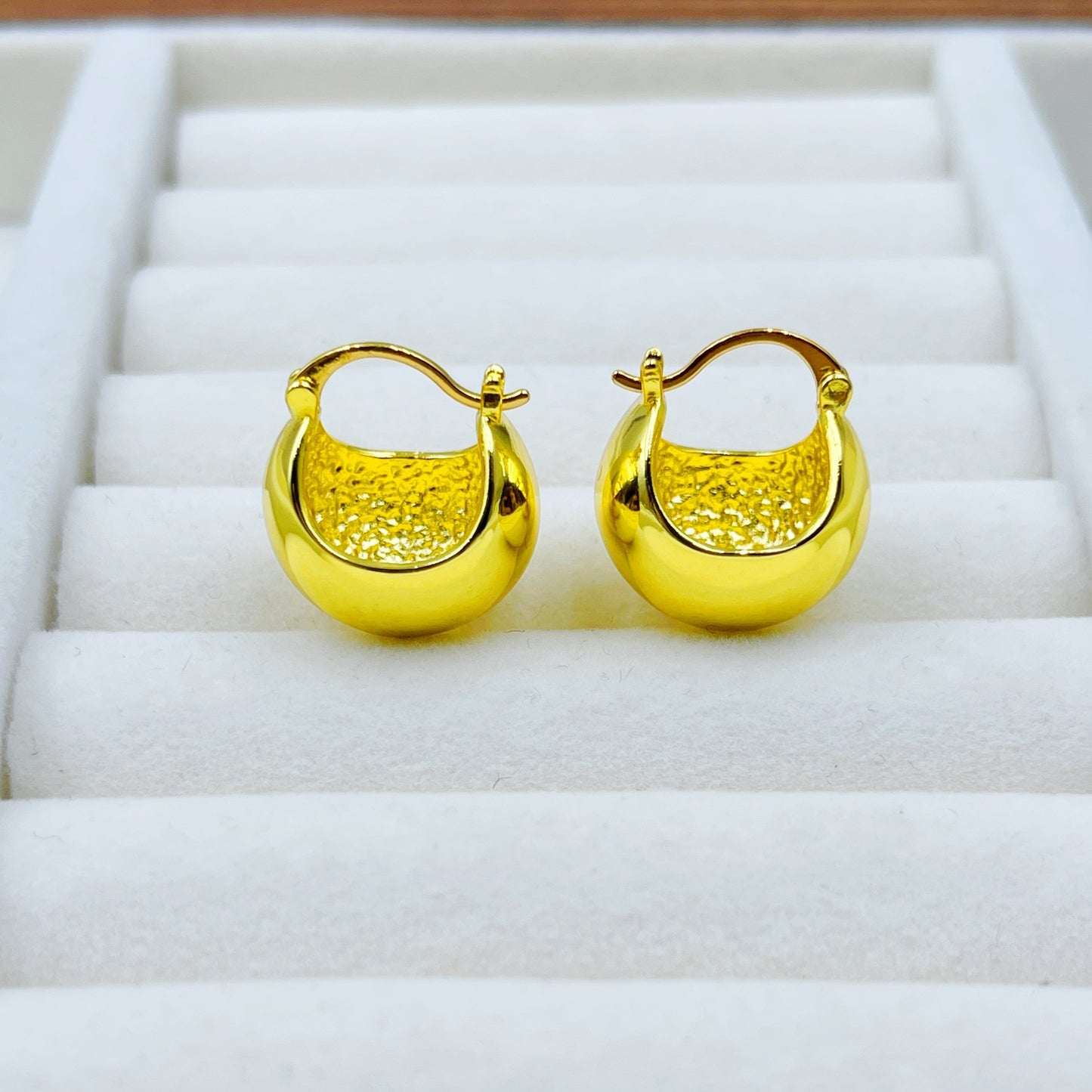 Women's Hollow Ball Simple Elegant Brass Electroplated Earrings