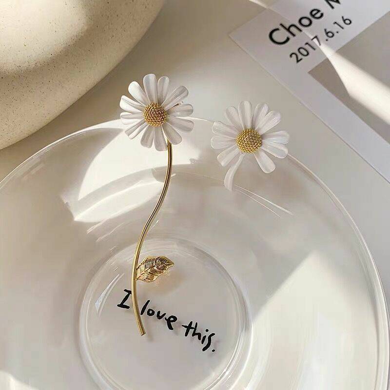 Sier Needle Graceful Fashionable White Daisy Earrings