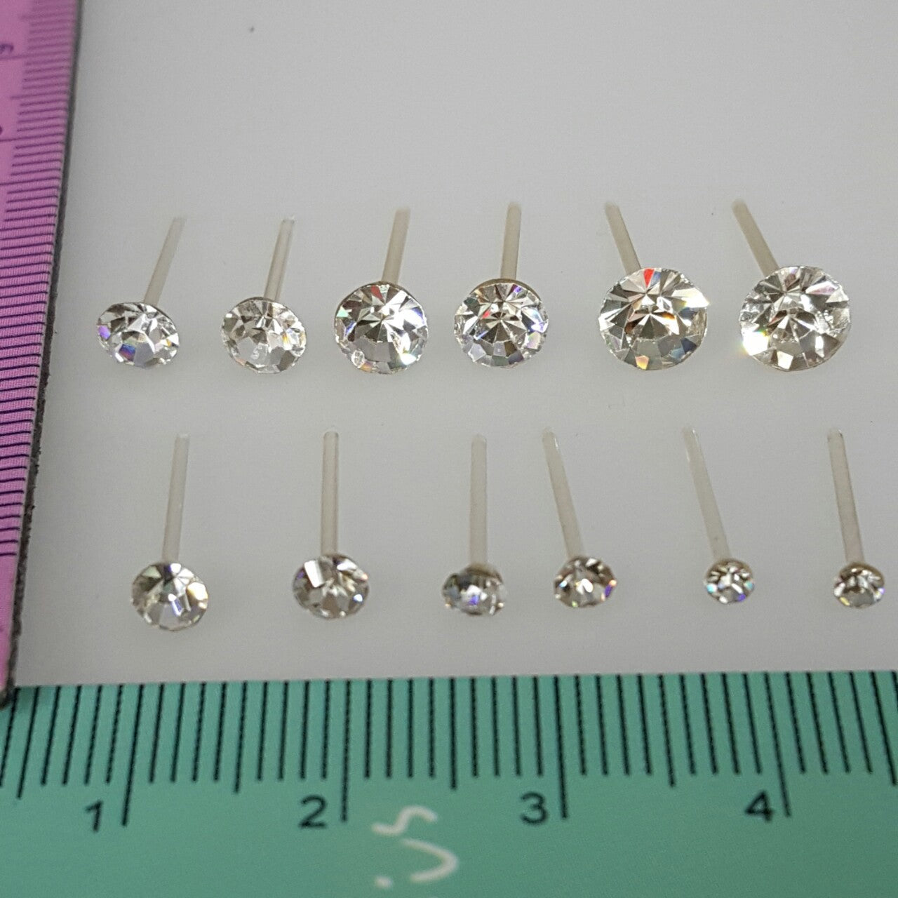 Plastic Needle Rhinestone Boxed Stall Small Earrings