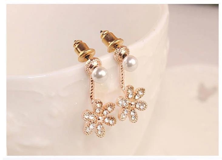 Classic Style Lady Pearl Diamond Five-leaf Earrings