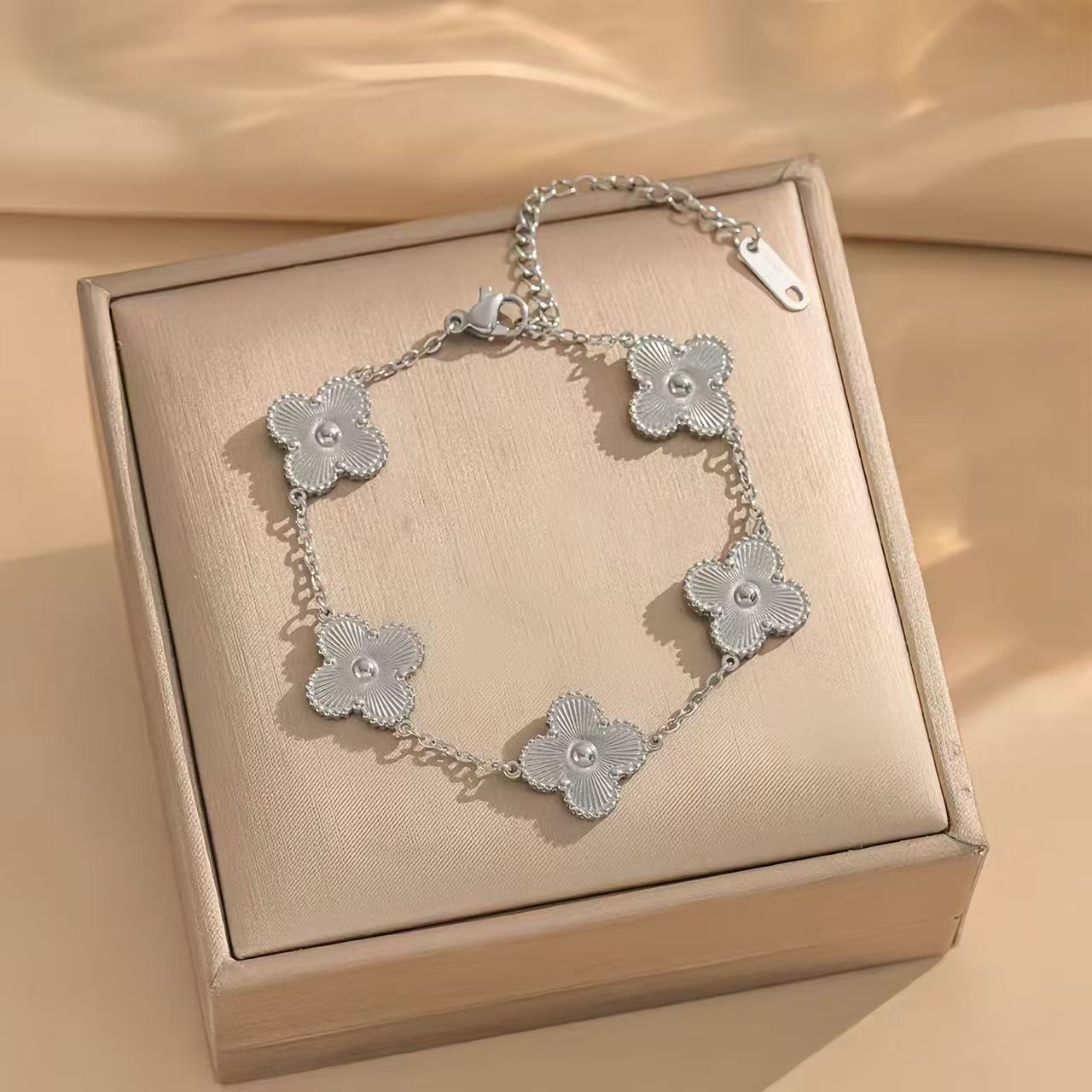 Creative Fashion Slouchy Four-leaf Clover Ear Jewelry Set