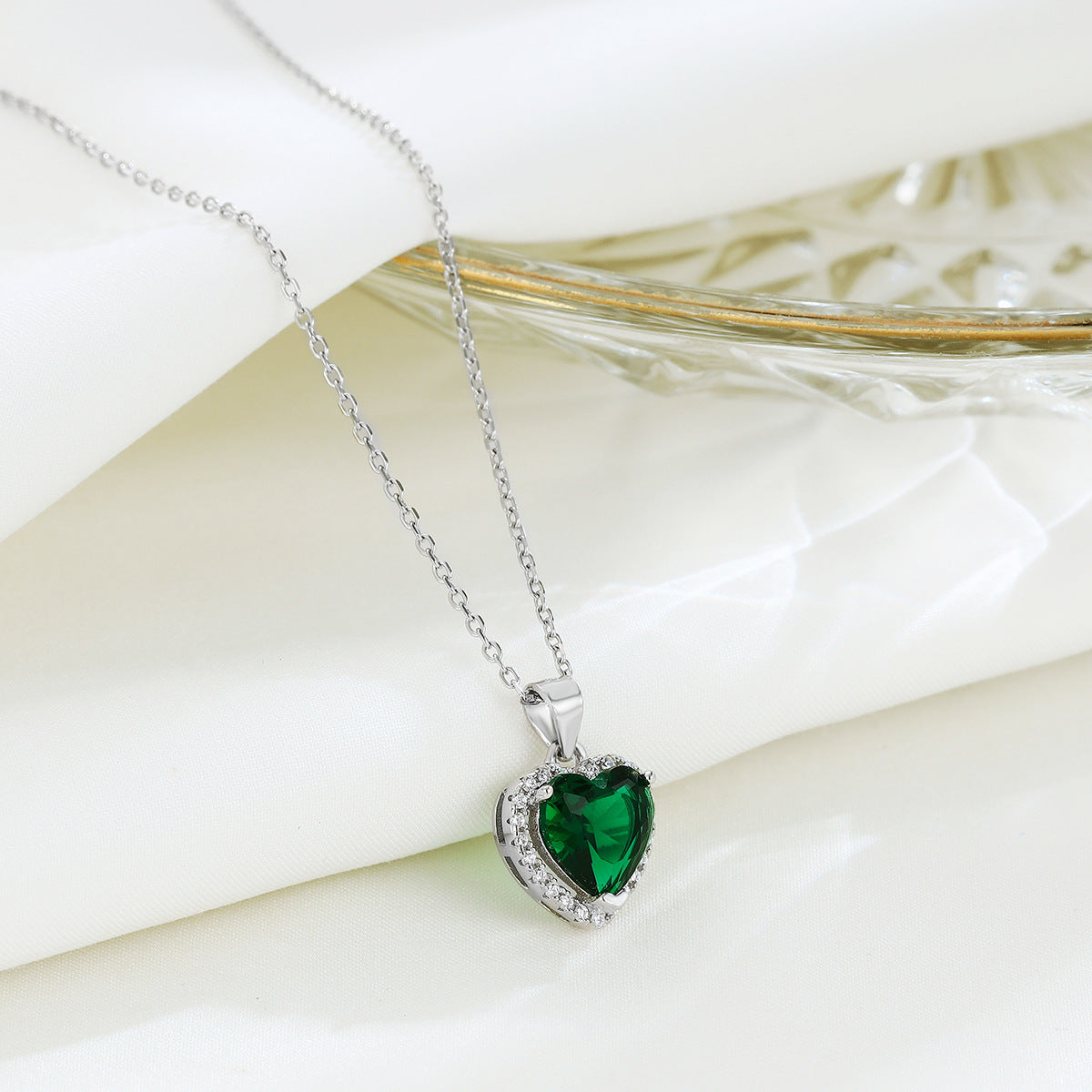 Women's Sier Temperamental Emerald Love Light Luxury High-grade Gem Peach Necklaces