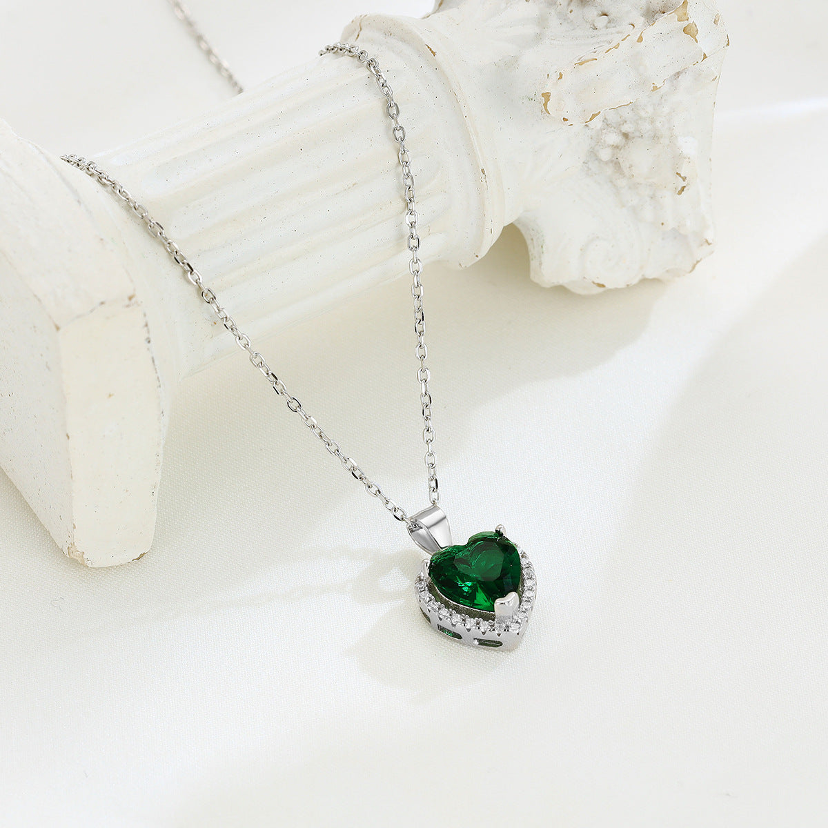 Women's Sier Temperamental Emerald Love Light Luxury High-grade Gem Peach Necklaces